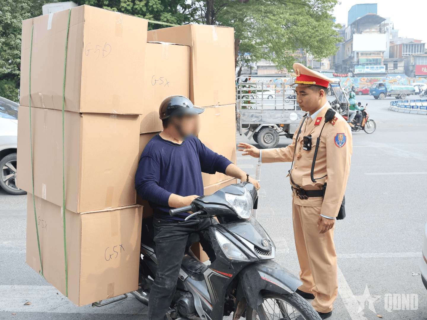 Hà Nội: Cảnh sát giao thông xử phạt hàng chục trường hợp che, dán biển số và sử dụng điện thoại khi điều khiển phương tiện