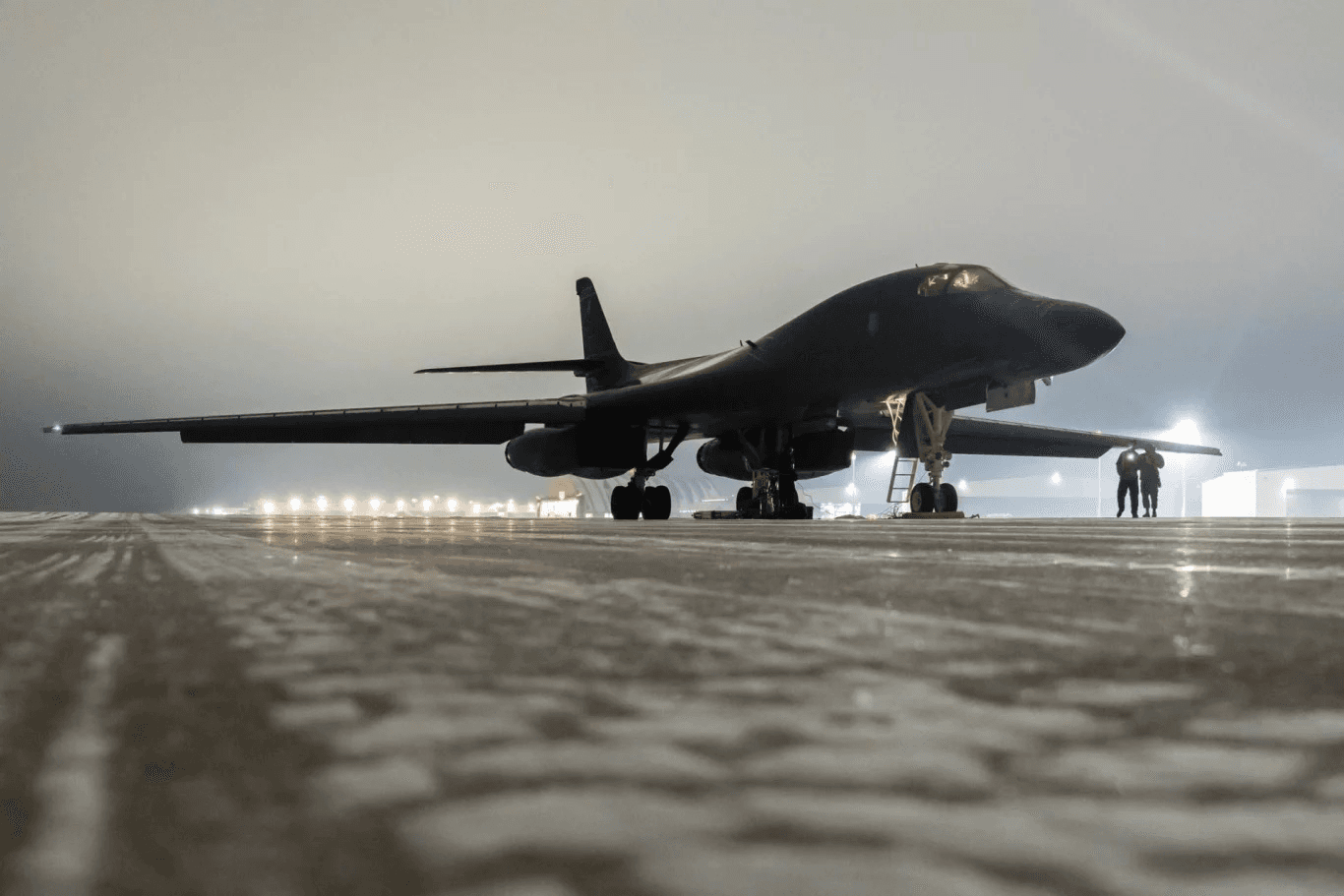 Quân sự thế giới hôm nay (11-12): Máy bay ném bom B-1B trở lại căn cứ Ellsworth