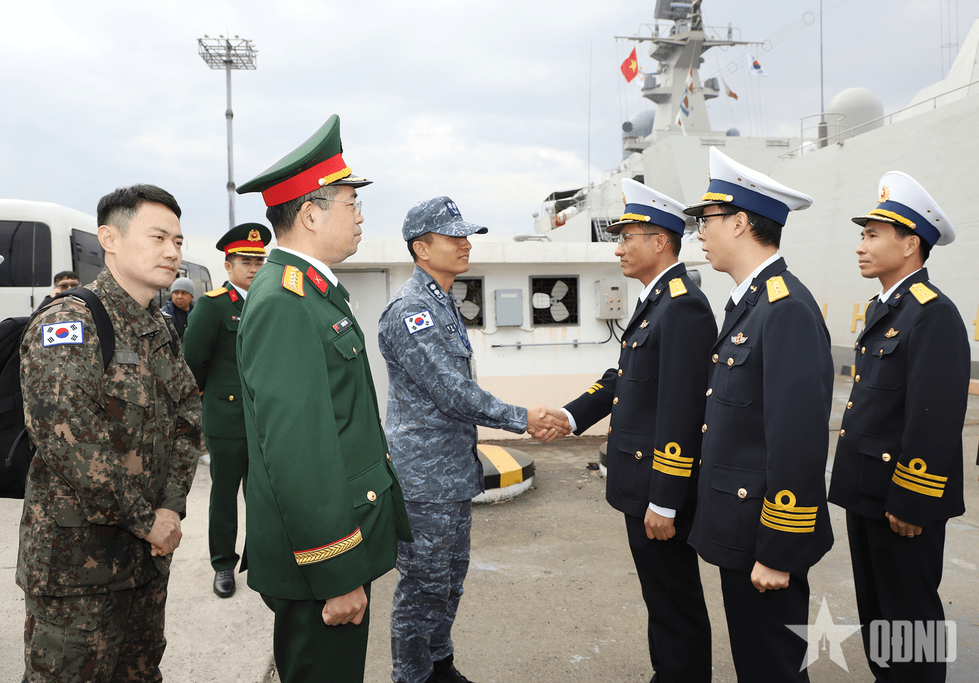 Tàu 015 - Trần Hưng Đạo cập cảng Jinhae, bắt đầu thăm và giao lưu với Hải quân Hàn Quốc