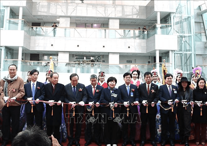 Hình ảnh Chủ tịch Hồ Chí Minh qua điêu khắc ánh sáng tại thủ đô Seoul