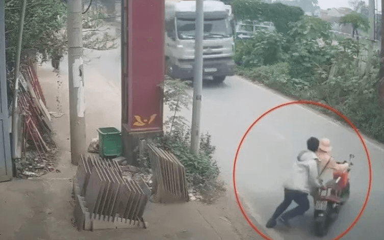 Hà Nội: Tạm giữ hình sự đối tượng đẩy ngã Cảnh sát giao thông vào đầu xe tải