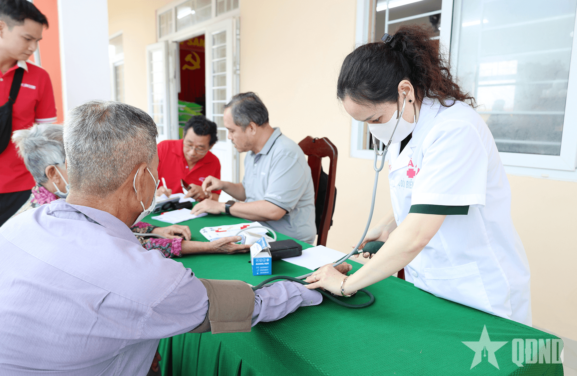 An Giang: Bộ đội Biên phòng khám bệnh, tư vấn sức khỏe, cấp phát thuốc miễn phí tại xã Kiên Lương