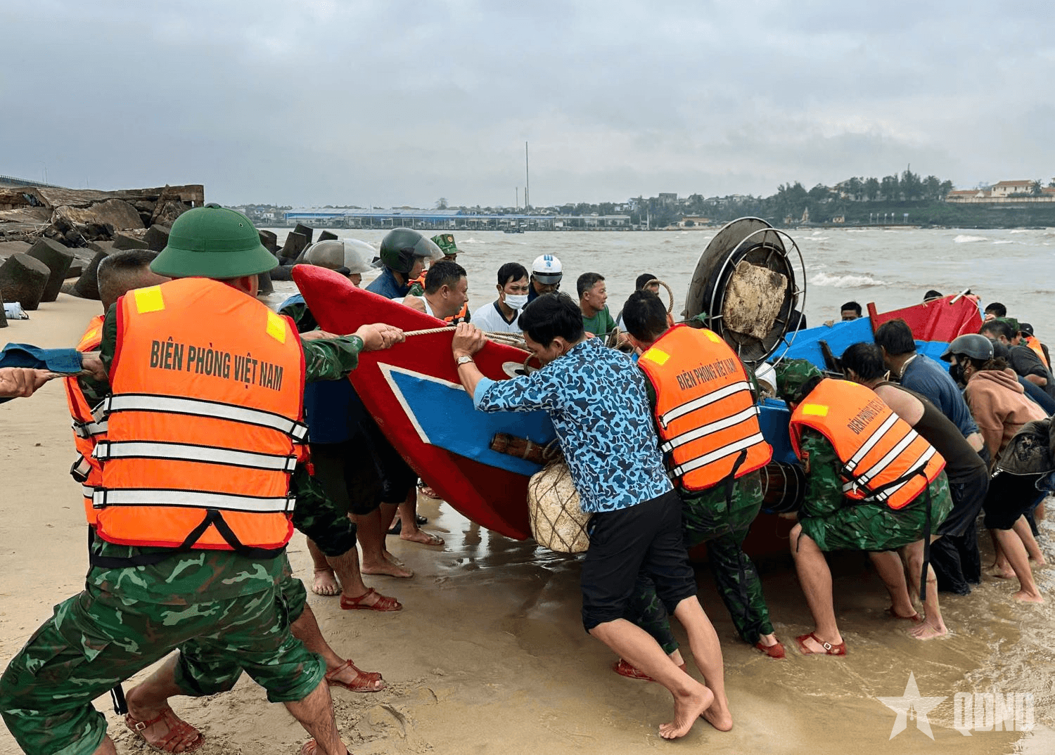 Bộ đội Biên phòng Quảng Trị ứng cứu 2 ngư dân gặp nạn trên biển