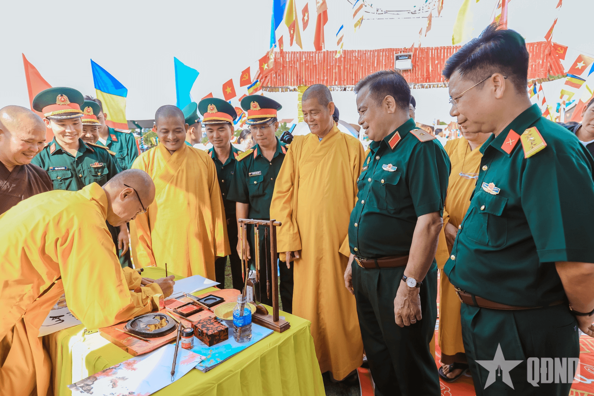 Hội trại thắm đượm nghĩa tình quân - dân với các dân tộc, tôn giáo