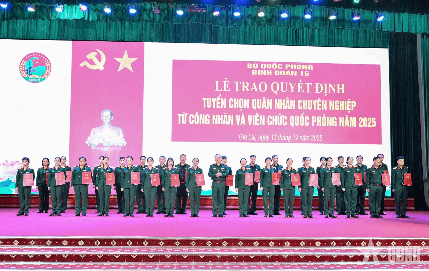 Binh đoàn 15 trao quyết định tuyển chọn quân nhân chuyên nghiệp năm 2025