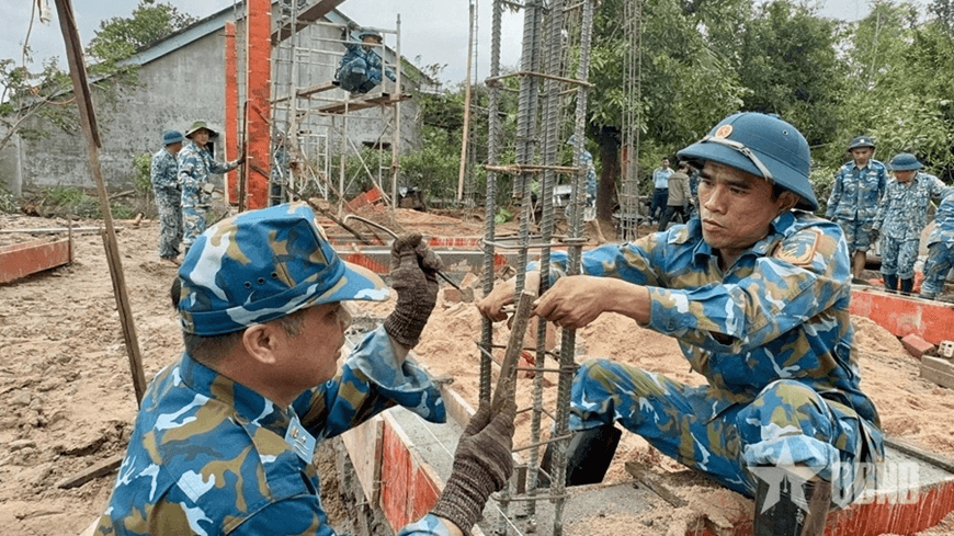 Ấm tình quân dân giữa mưa gió Sơn Hòa