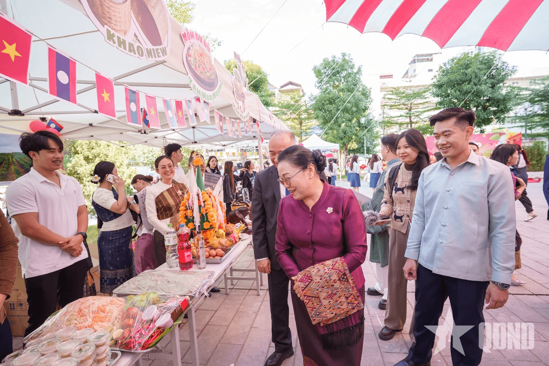 Giao lưu văn hóa sinh viên Việt - Lào