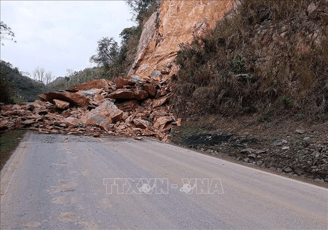 Sạt lở đất khiến 3 người bị vùi lấp tại Phú Thọ
