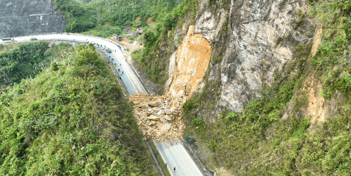 Sạt lở đất đá gây ách tắc giao thông trên Quốc lộ 6