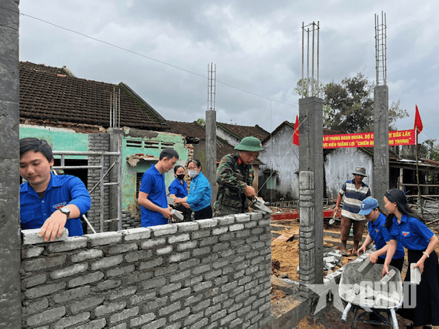 Bộ đội và dân quân Đắk Lắk gắng sức giúp dân xây nhà mới