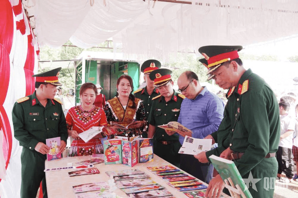 Trung đoàn 720 (Binh đoàn 16) phối hợp tổ chức chương trình giới thiệu sách