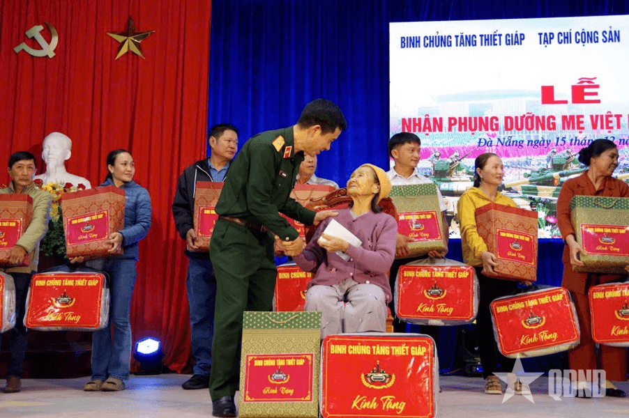 Binh chủng Tăng thiết giáp nhận phụng dưỡng 11 Bà mẹ Việt Nam anh hùng tại TP Đà Nẵng