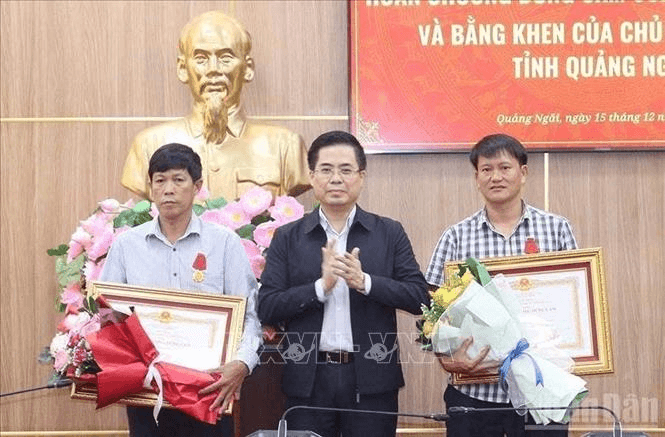 Trao Huân chương Dũng cảm của Chủ tịch nước tặng 2 công dân Lý Sơn