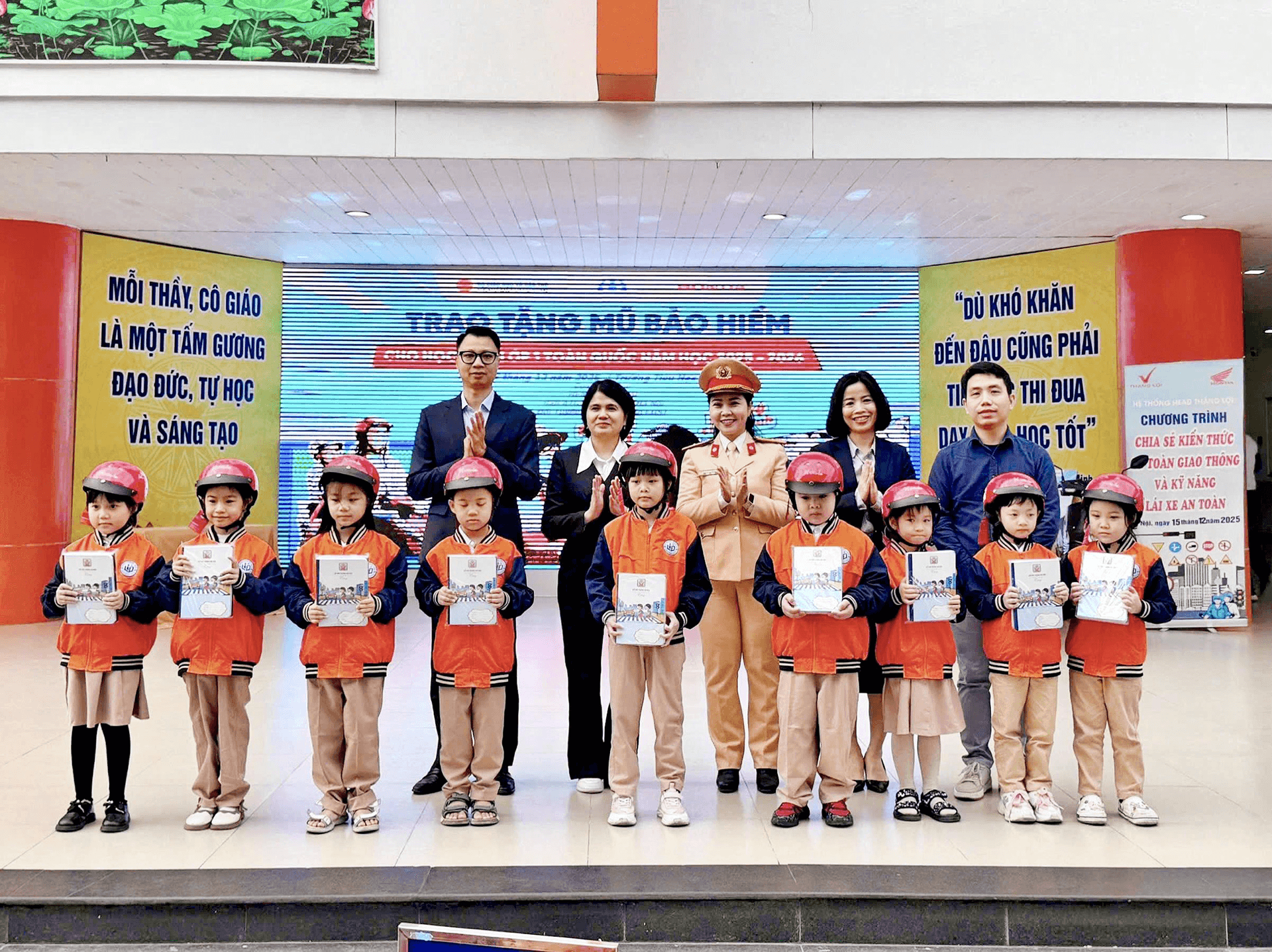 Hà Nội: Tuyên truyền Luật trật tự, an toàn giao thông cho học sinh tiểu học