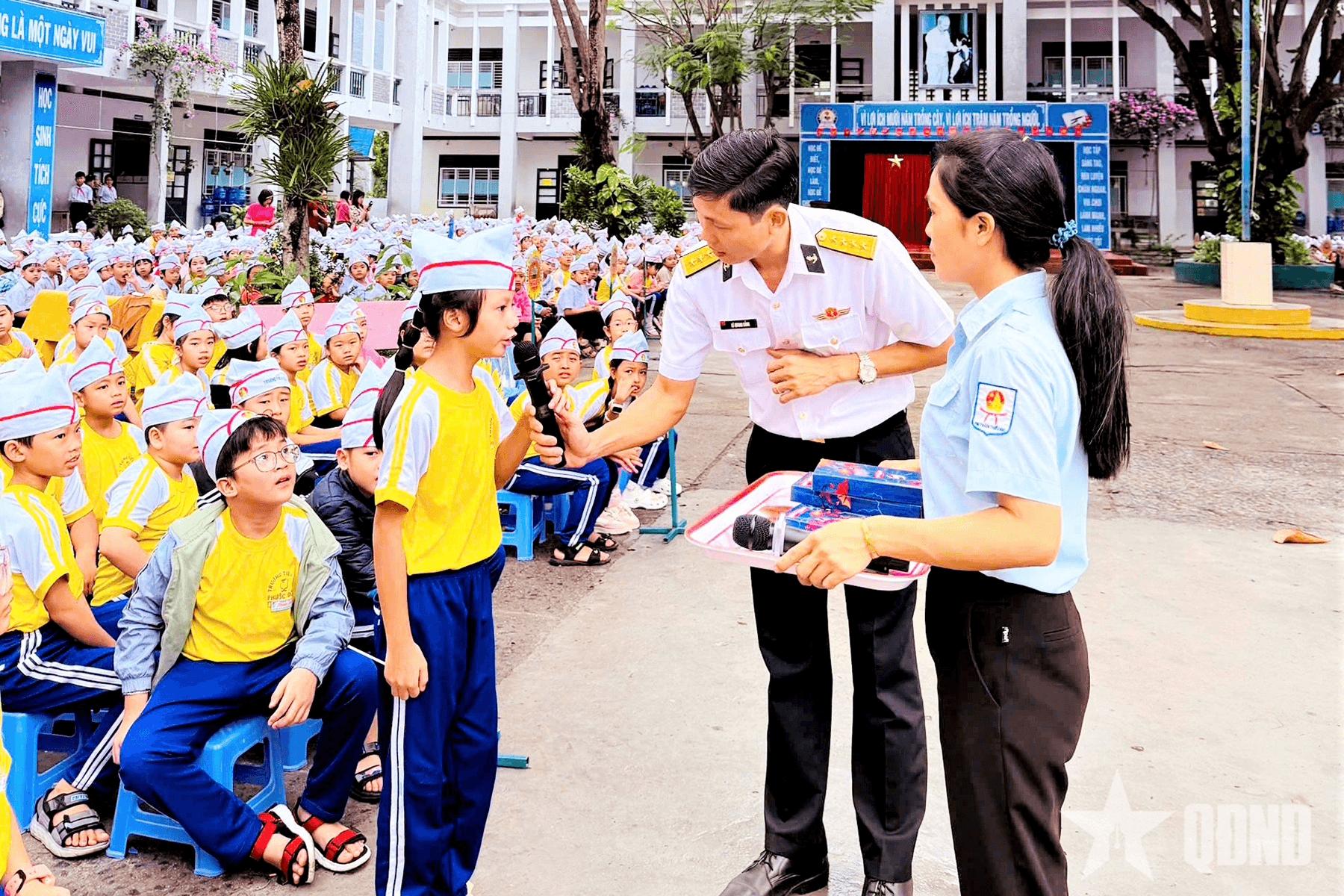 Học viện Hải quân tuyên truyền cho hơn 4.000 giáo viên, học sinh về truyền thống Quân đội