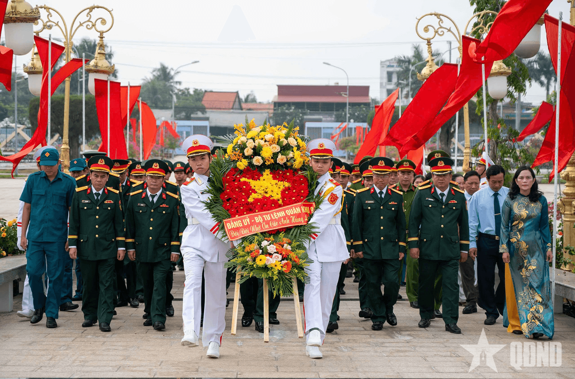 Đoàn công tác Quân khu 9 viếng nghĩa trang liệt sĩ tỉnh An Giang