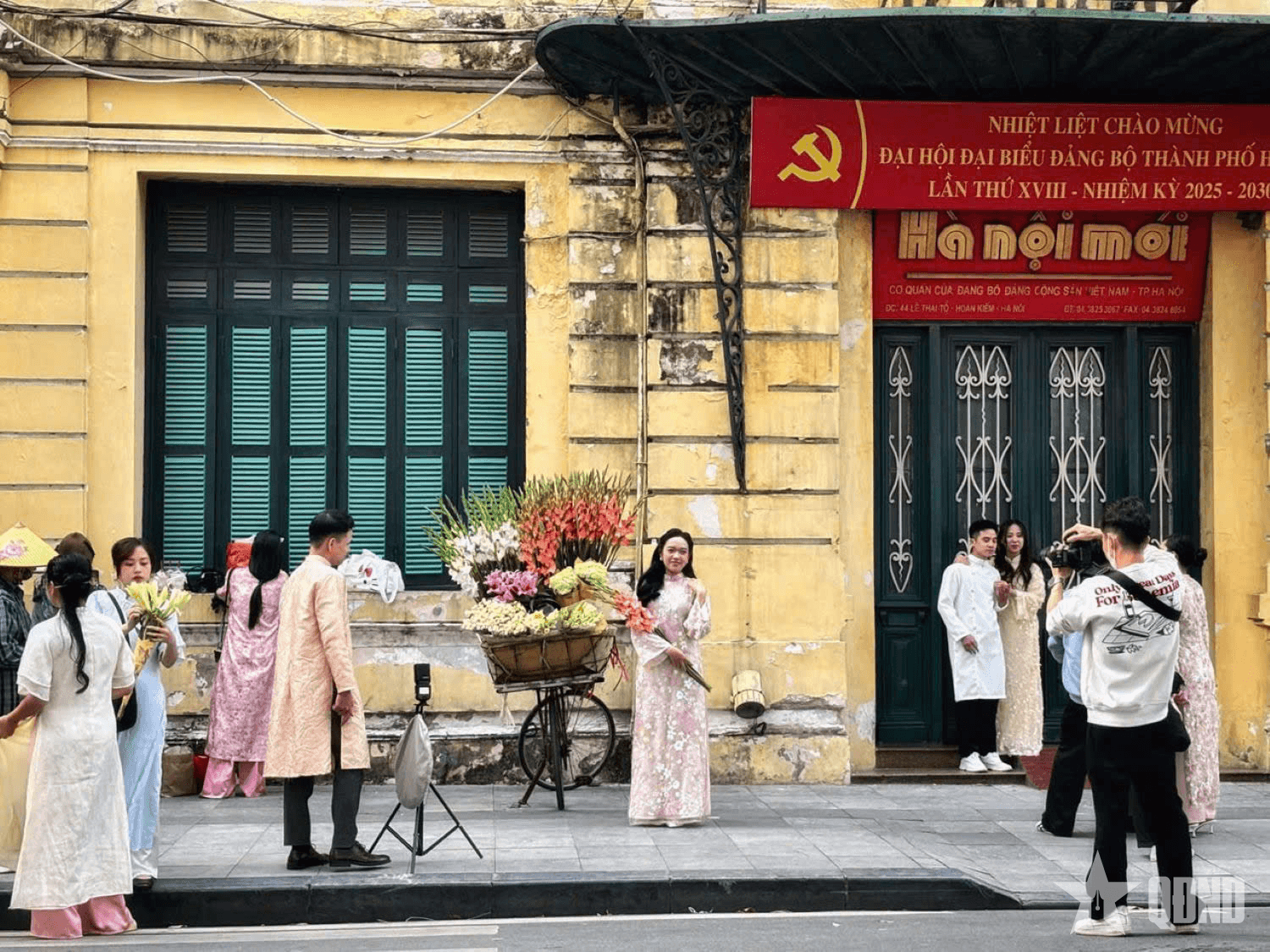 Phố đi bộ lên màu Tết sớm