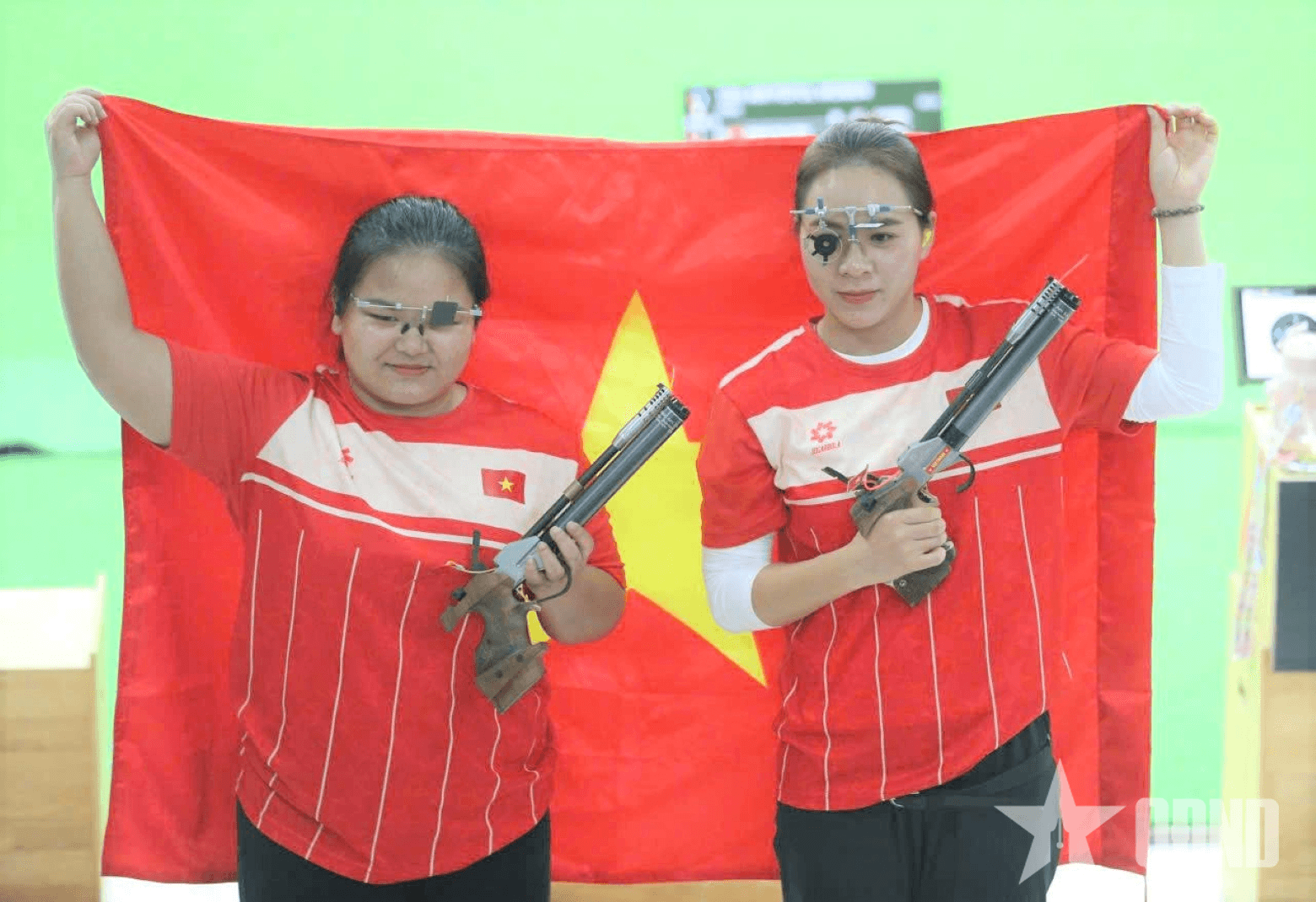 Trịnh Thu Vinh và Nguyễn Thùy Trang phá kỷ lục SEA Games môn bắn súng