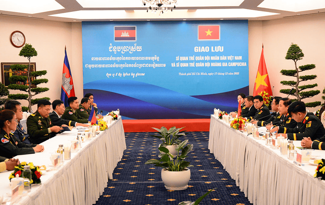 Giao lưu sĩ quan trẻ Việt Nam - Campuchia