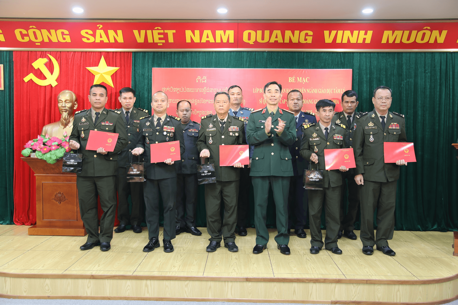 Bế mạc Lớp bồi dưỡng sĩ quan cao cấp Quân đội Hoàng gia Campuchia khóa 15
