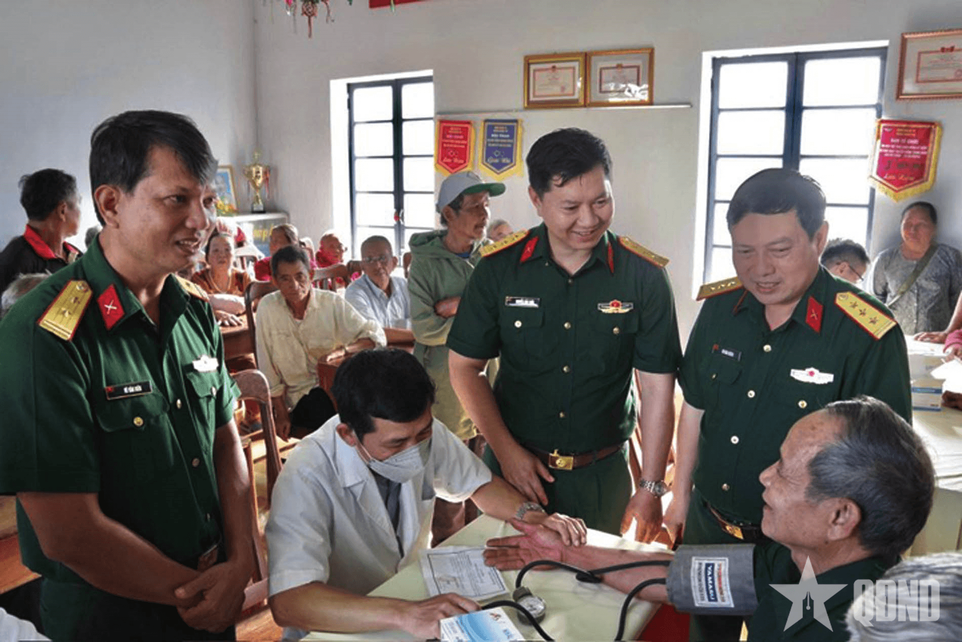 Trung đoàn 719 (Binh đoàn 16): Khám bệnh, cấp thuốc miễn phí cho nhân dân