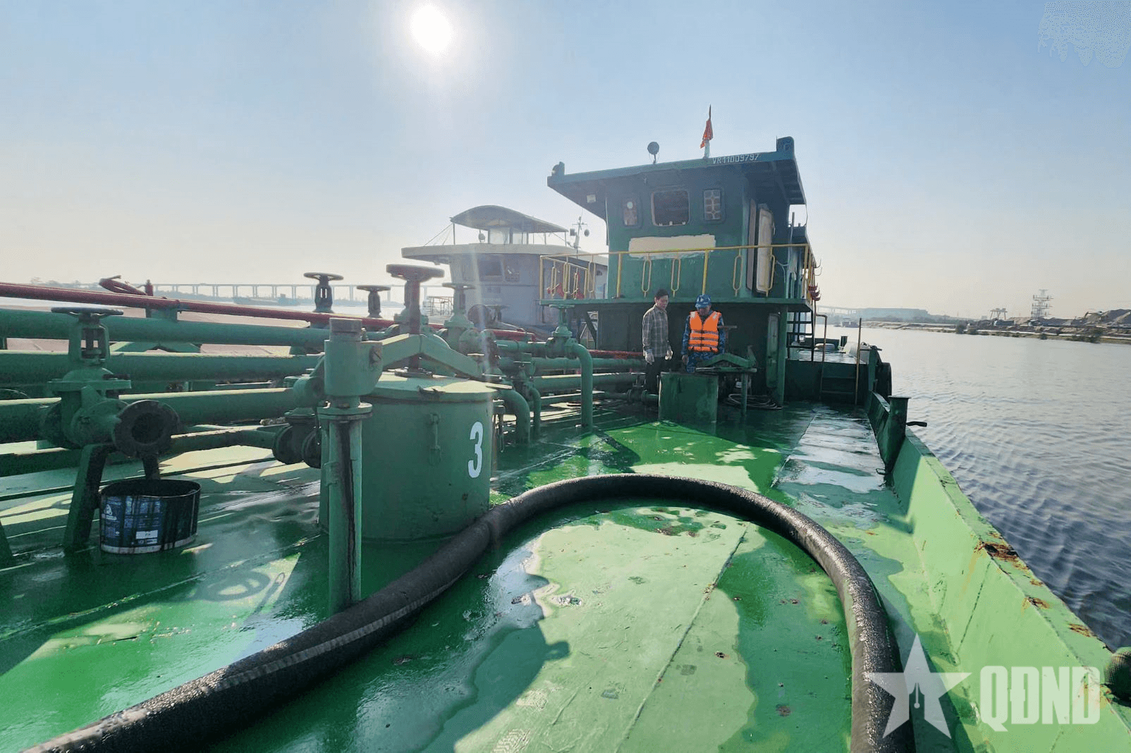 Cảnh sát biển tạm giữ tàu chở 15.000kg dầu FO không rõ nguồn gốc