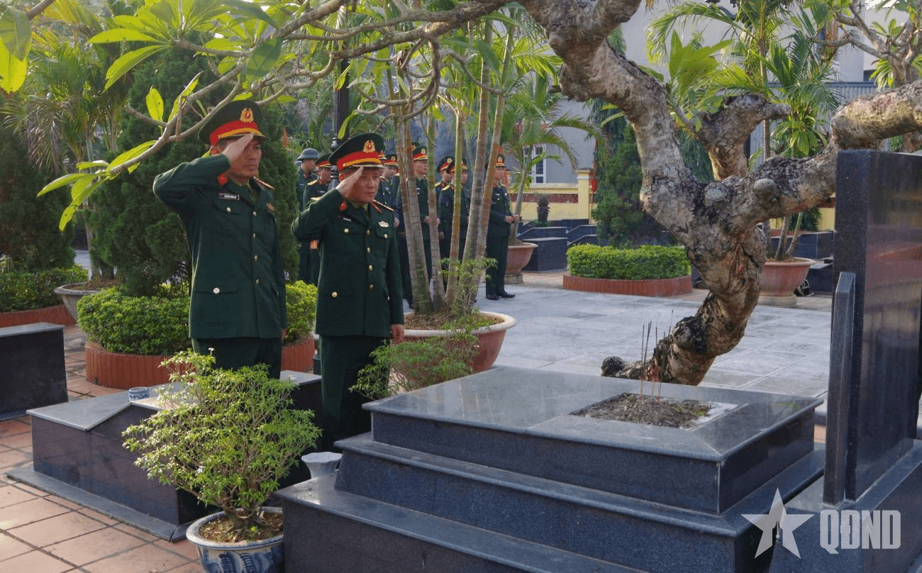 Sư đoàn 395 (Quân khu 3) dâng hương tri ân anh hùng liệt sĩ