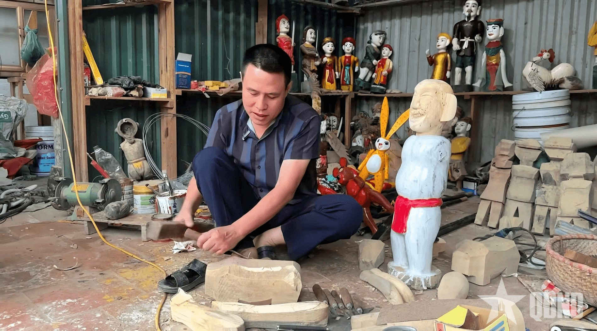 Nghệ nhân “thổi hồn” vào từng khúc gỗ vô tri