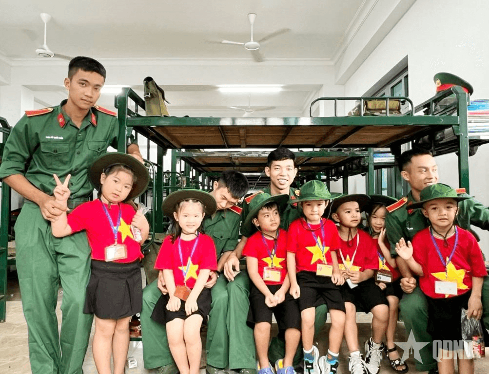 Hơn 2.000 thiếu nhi, học sinh tham quan Trường Sĩ quan Thông tin