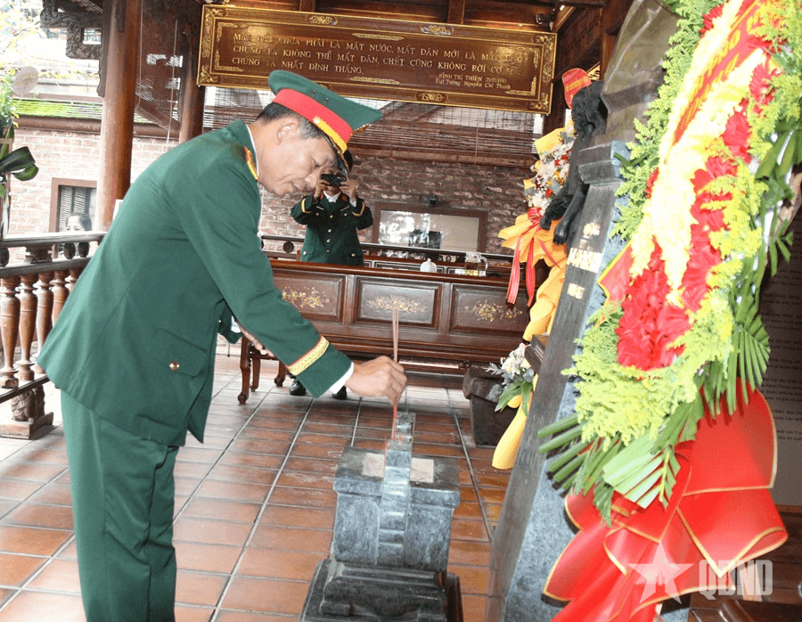 Bộ CHQS thành phố Huế dâng hương, dâng hoa tưởng niệm Đại tướng Nguyễn Chí Thanh