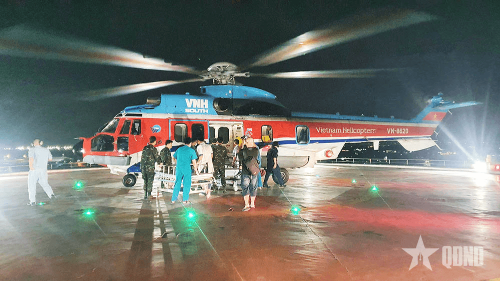 Trực thăng EC225 kịp thời đưa 2 bệnh nhân từ đảo Trường Sa và đảo Sinh Tồn về đất liền cấp cứu