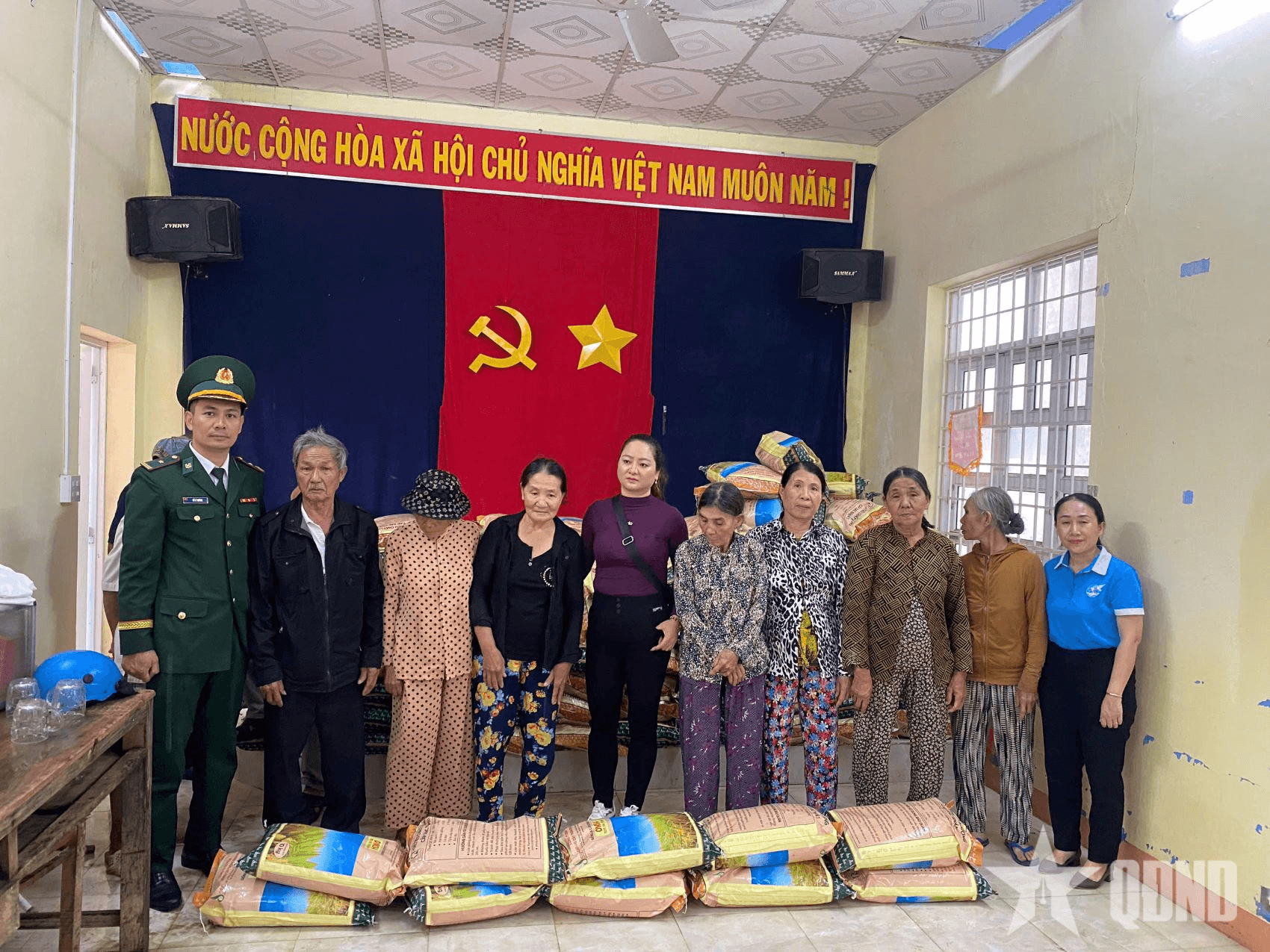 Đắk Lắk: Bộ đội Biên phòng trao 2,5 tấn lúa giống hỗ trợ người dân phường Sông Cầu