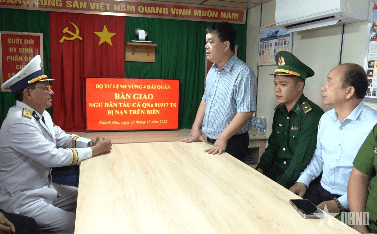 Bàn giao 52 ngư dân gặp nạn trên biển cho gia đình và địa phương