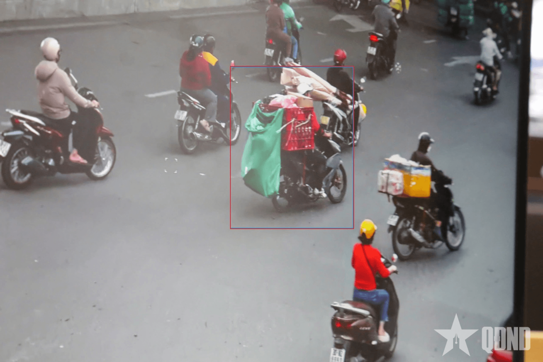 Hà Nội: Loạt shipper che khuất biển số “né” camera AI bị Cảnh sát giao thông xử lý