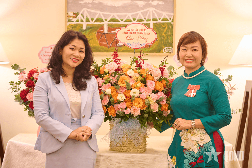 Người đầu tiên tại Việt Nam được trao tặng huân chương lĩnh vực văn hóa giáo dục Vương quốc Anh