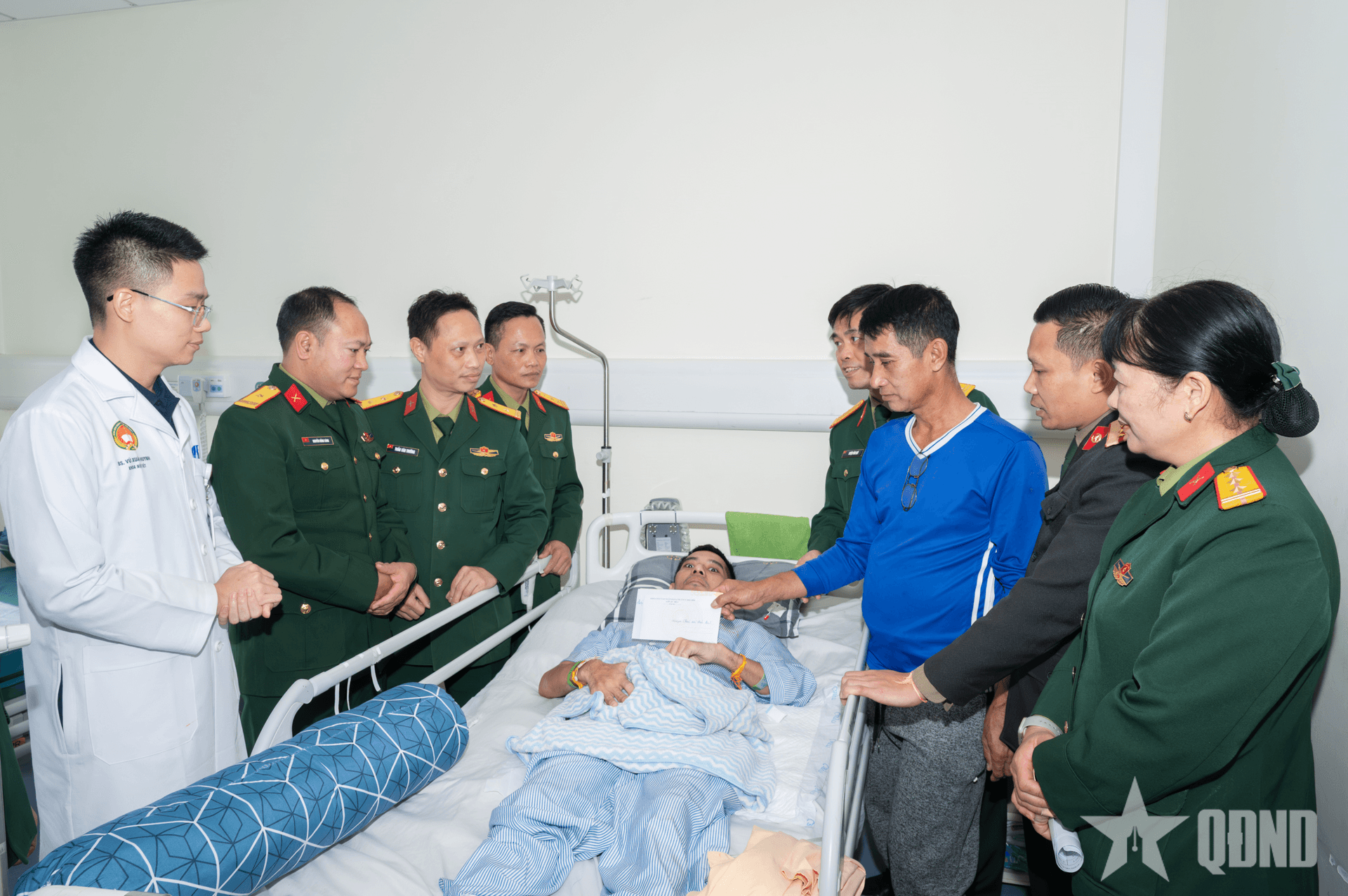 Hệ Đào tạo học viên quốc tế (Học viện Chính trị): Động viên, hỗ trợ học viên quốc tế điều trị bệnh