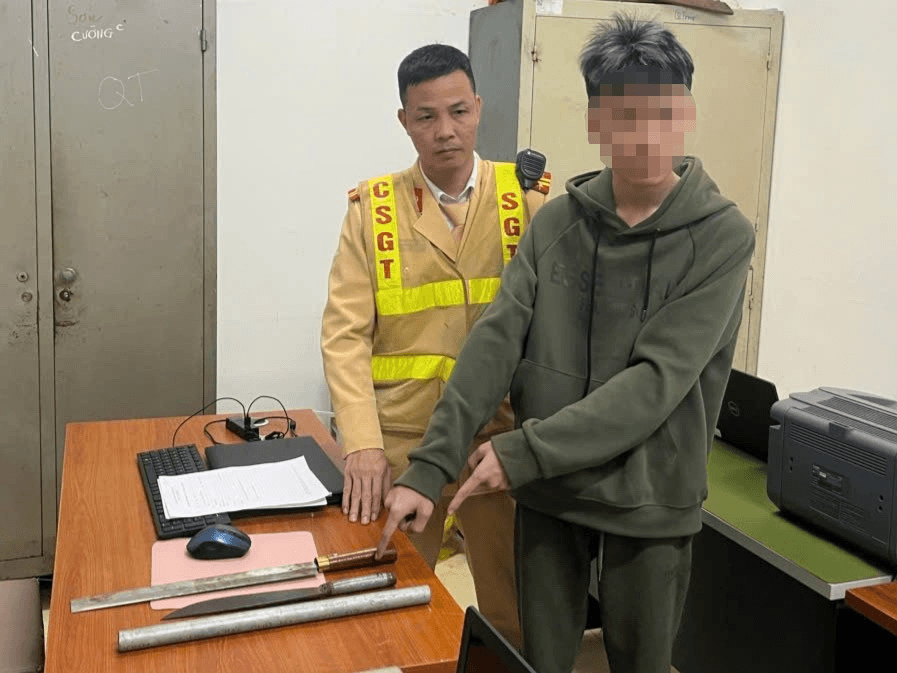 Hà Nội: Cảnh sát giao thông khống chế đối tượng mang hung khí khi tham gia giao thông