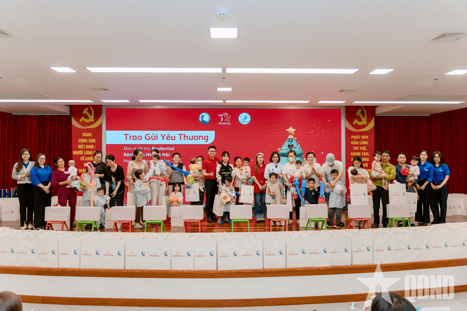 Trao gửi yêu thương tới 2.600 bệnh nhi nhân dịp Giáng sinh 2025