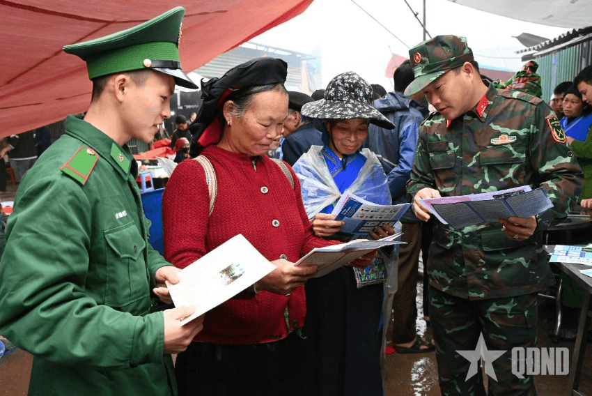 "Quầy hàng" pháp luật ở chợ phiên Pác Ngàm