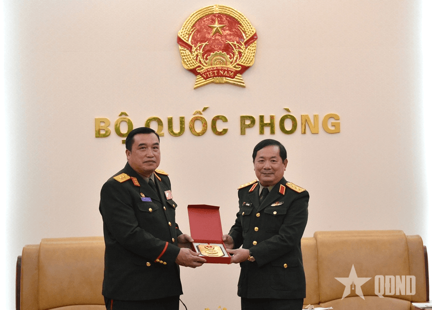 Thượng tướng Lê Huy Vịnh tiếp Chánh văn phòng Bộ Quốc phòng Lào
