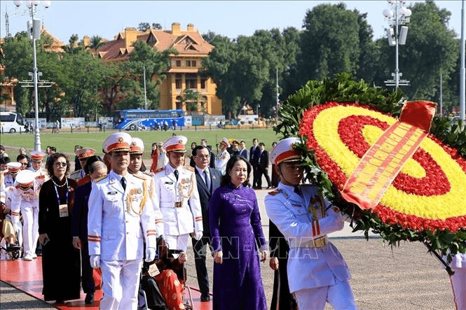 Đoàn đại biểu dự Đại hội Thi đua yêu nước toàn quốc vào Lăng viếng Chủ tịch Hồ Chí Minh