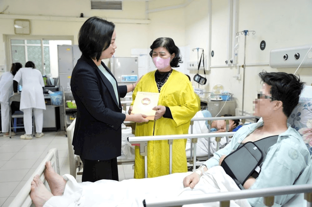 Hà Nội: Thăm hỏi, động viên các nạn nhân trong vụ tai nạn đặc biệt nghiêm trọng tại Lào Cai