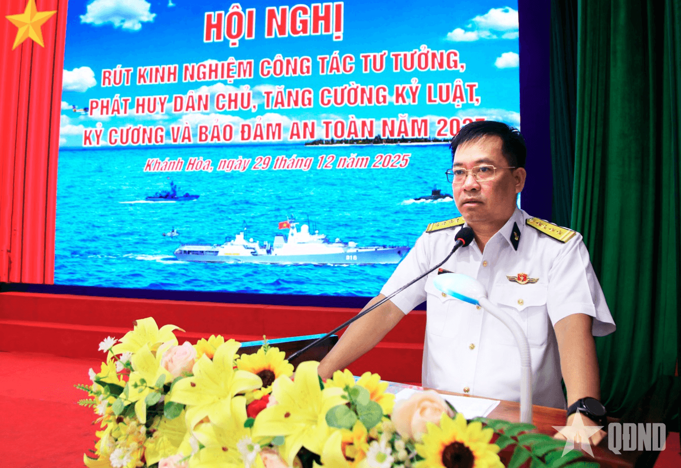Gắn kết với địa phương, gia đình trong quản lý bộ đội