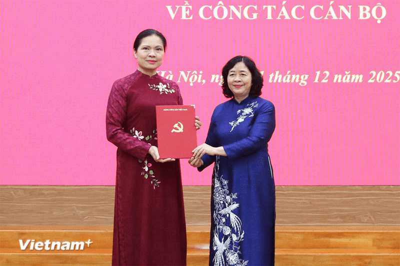 Trao quyết định của Bộ Chính trị phân công Phó bí thư Thường trực Đảng ủy Mặt trận Tổ quốc, các đoàn thể Trung ương
