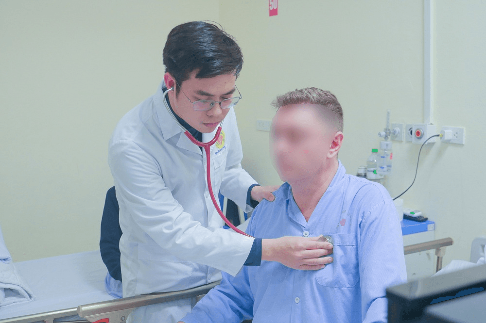 Bệnh viện E: Cứu sống bệnh nhân người nước ngoài ngừng tim đột ngột khi chơi thể thao