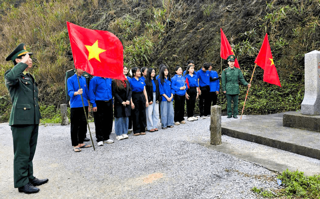 Chào cờ đầu năm mới tại cột mốc chủ quyền biên giới