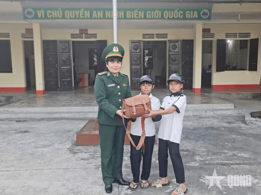 Hai học sinh lớp 6 trả lại của rơi
