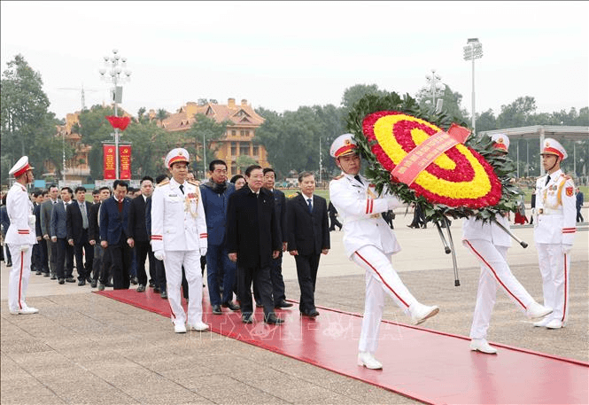 Đoàn cán bộ ngành Nội chính Đảng vào Lăng viếng Chủ tịch Hồ Chí Minh, dâng hương các anh hùng liệt sĩ và Cố Tổng Bí thư Trường Chinh