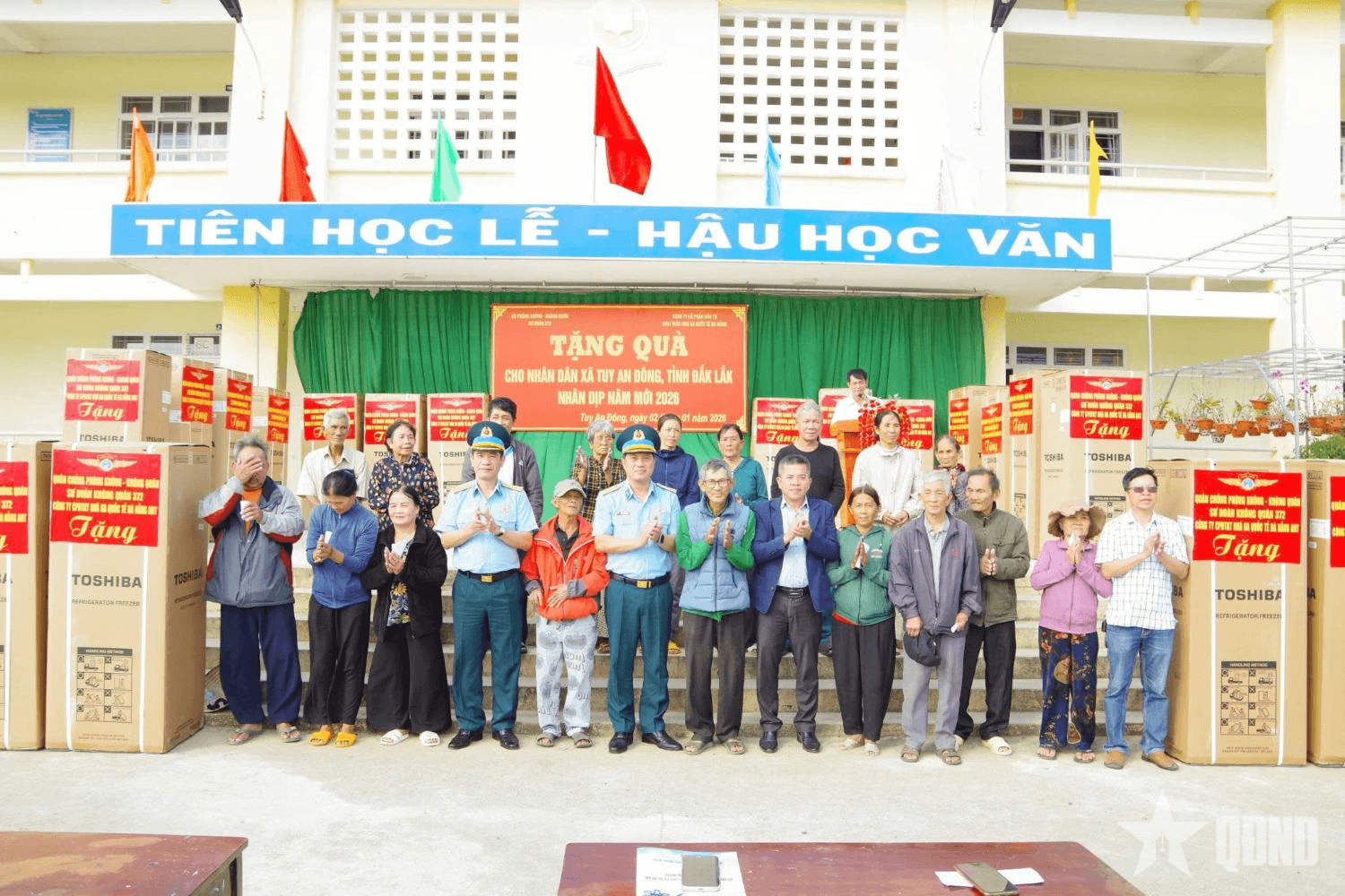 Sư đoàn Không quân 372 trao gần 300 phần quà tặng đồng bào vùng lũ