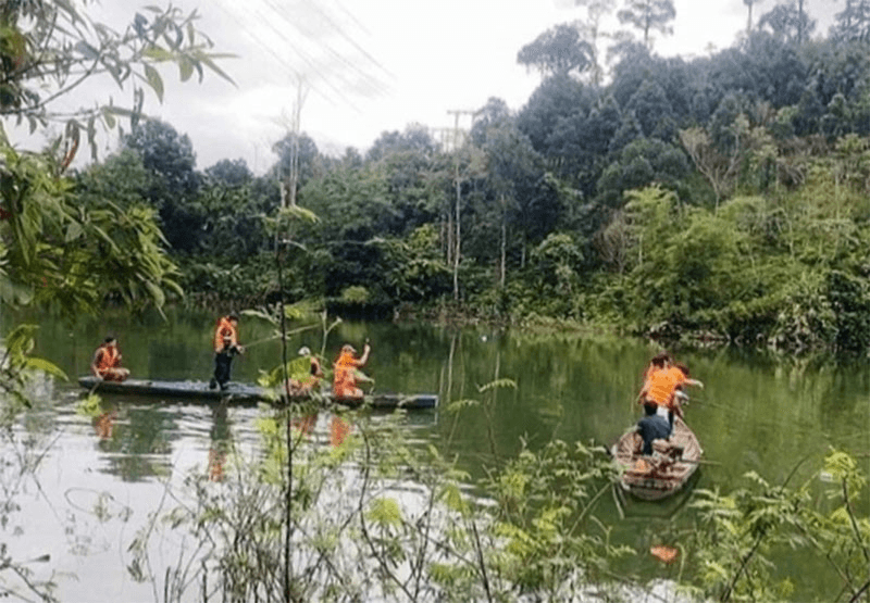 Cứu 6 người bị lật ghe trên sông Nước Xa
